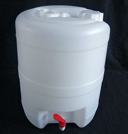带水嘴塑料桶 带水阀塑料桶图片 高清大图 谷瀑环保